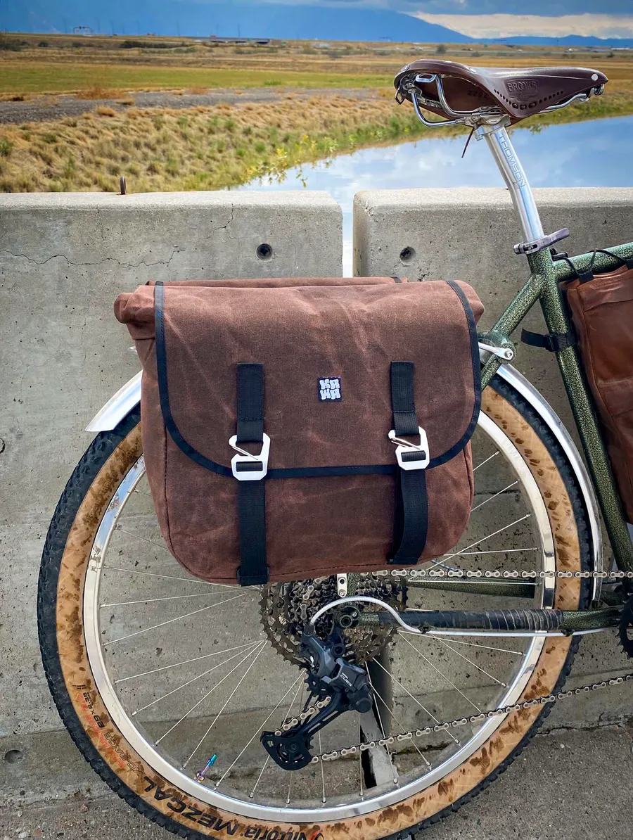 Panniers, closure detail