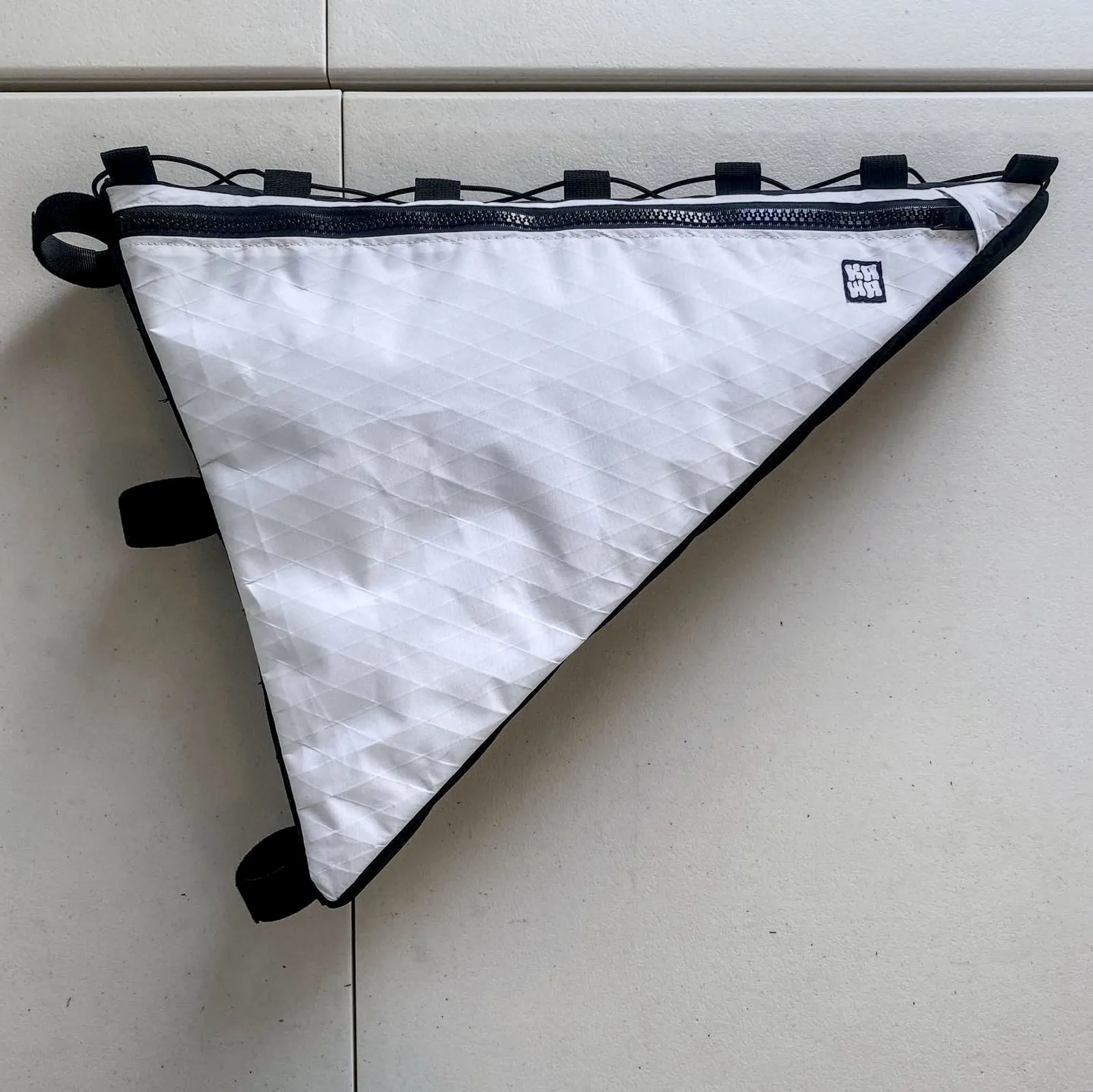 Thomas' frame bag, front side, on table