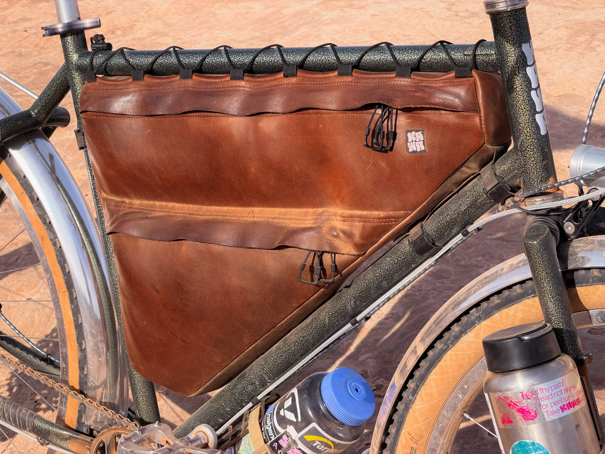 Close-up of the custom leather framebag laced to the Piolet frame